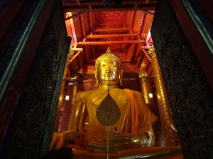 That's one biiiiiig Buddha