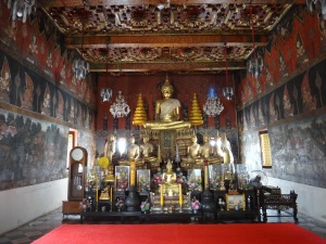The paintings on the wwalls of this tempe were amazing, and told the life story of the Thai king